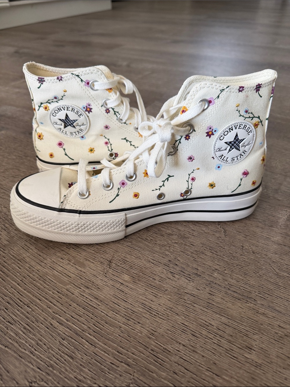 Women's Chuck Taylor All Star Hi Lift Platform Sneaker Size 8.5 - Picture 2 of 5